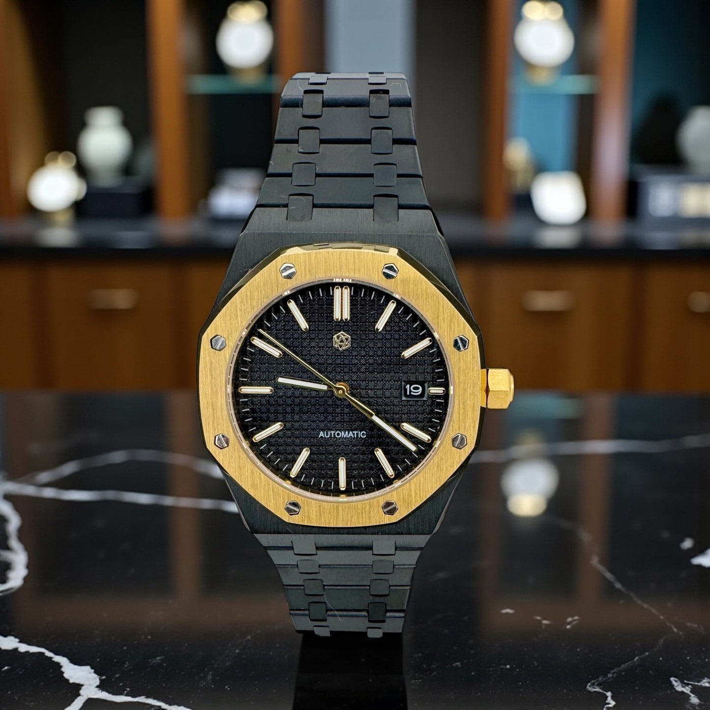 Trendzio Royal Obsidian Crown