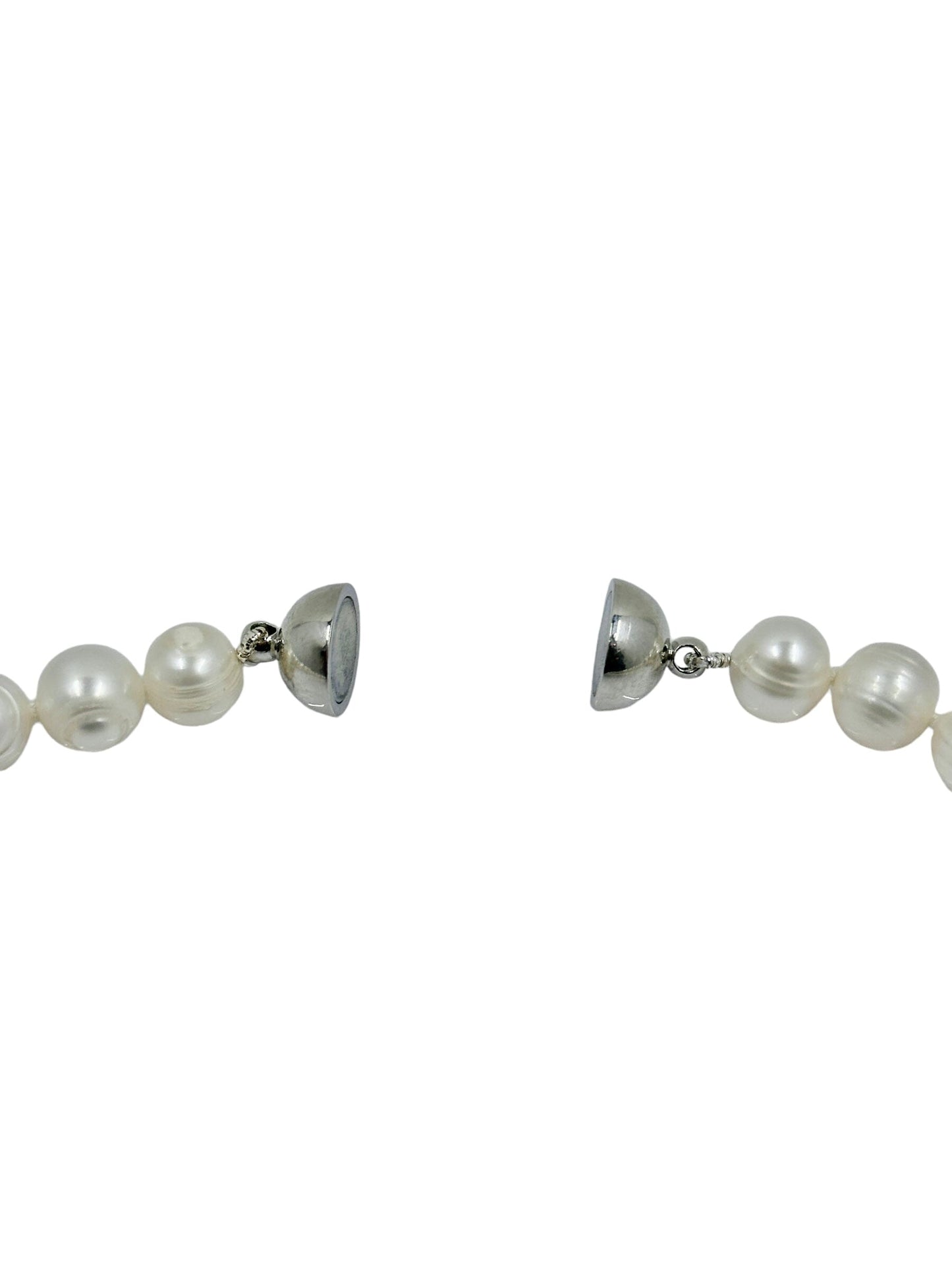 Elegant freshwater pearl earrings, timeless trend, perfect for sophisticated style. Adds a touch of class to any outfit! Ideal for gifting or self-indulgence. #PearlElegance #TimelessJewelry #FashionTrend