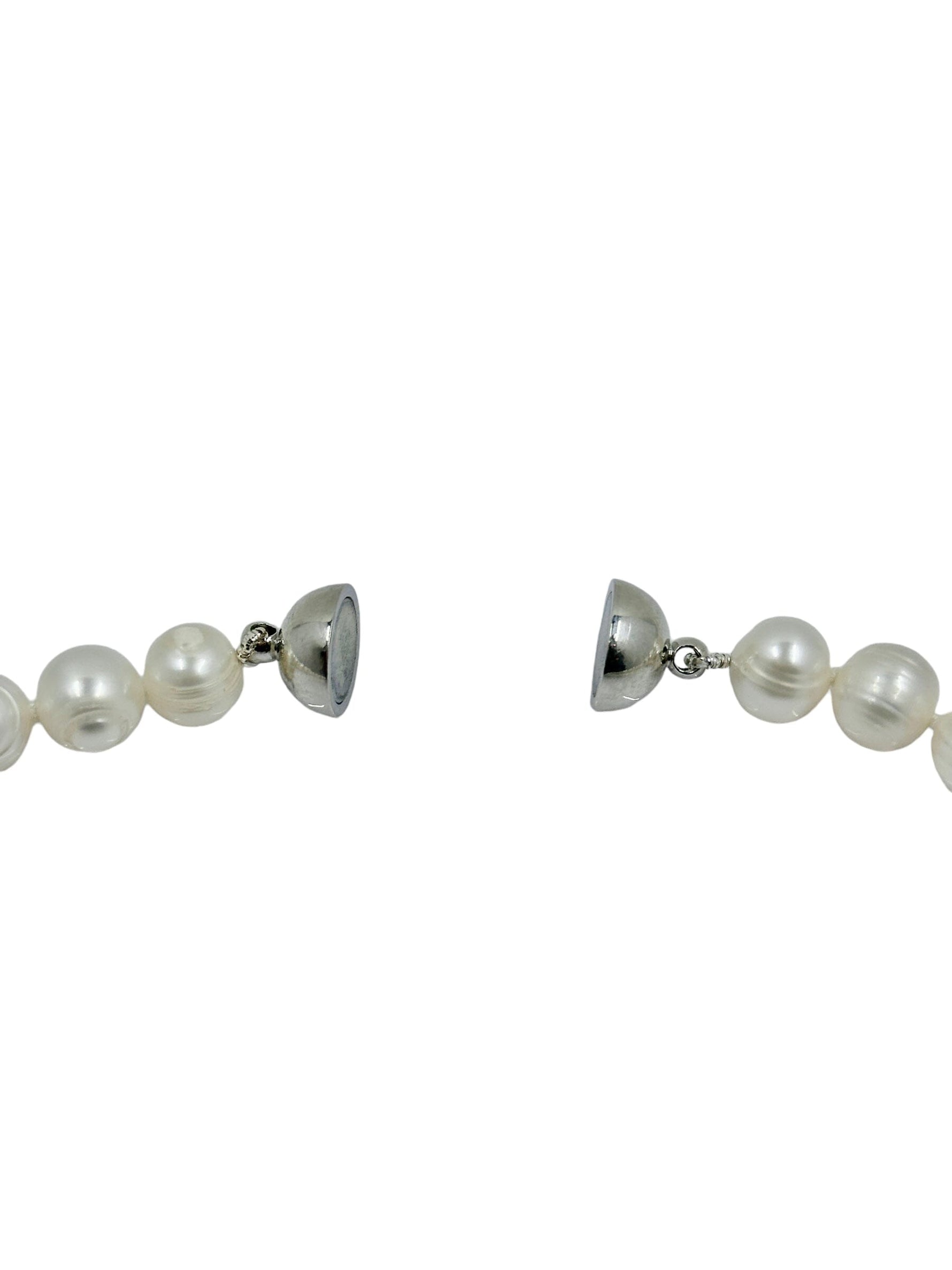 Elegant freshwater pearl earrings, timeless trend, perfect for sophisticated style. Adds a touch of class to any outfit! Ideal for gifting or self-indulgence. 