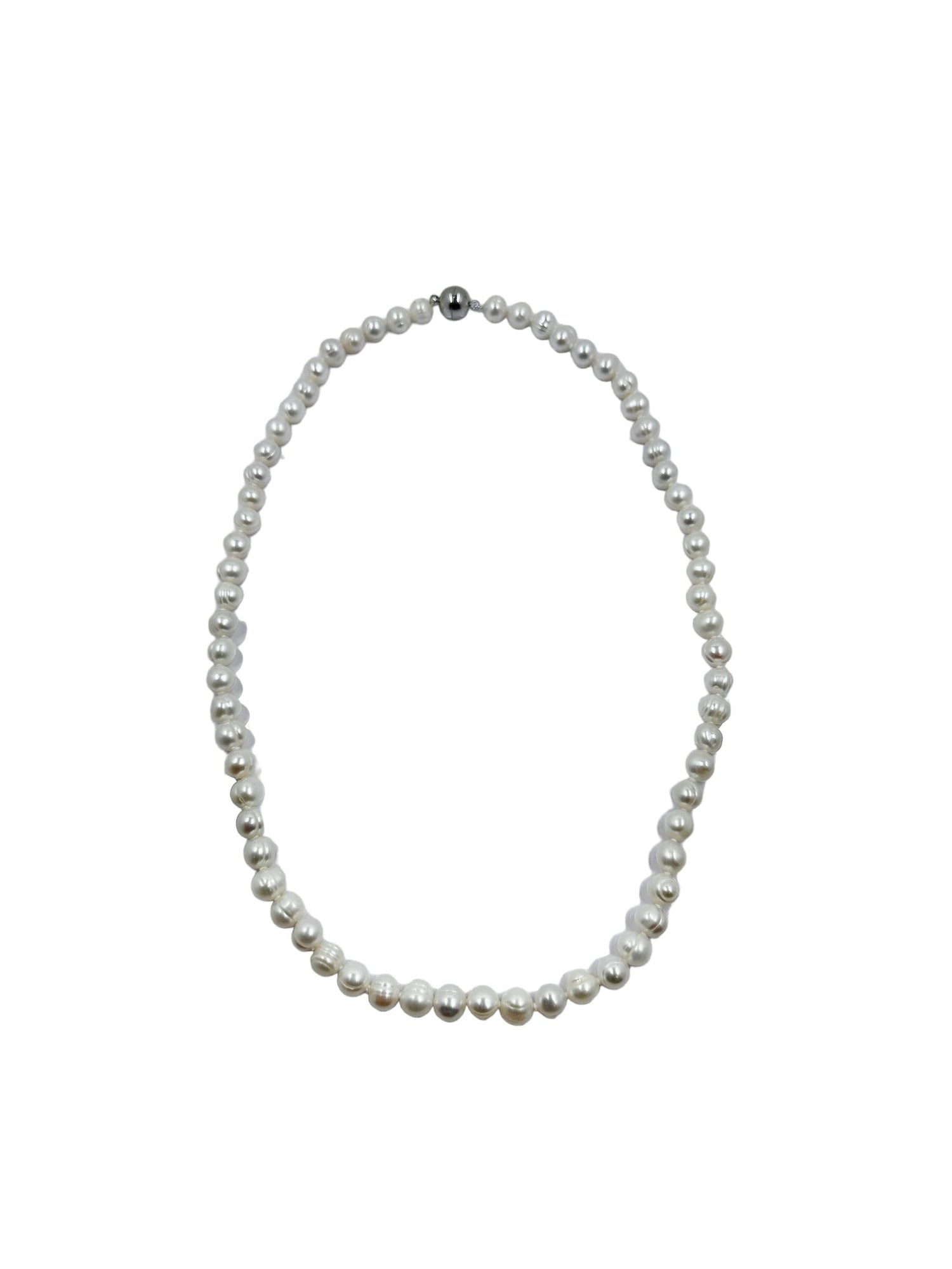 Elevate your style with this timeless pearl necklace, featuring a single black accent pearl for a modern twist on a classic piece. A trending must-have accessory. 