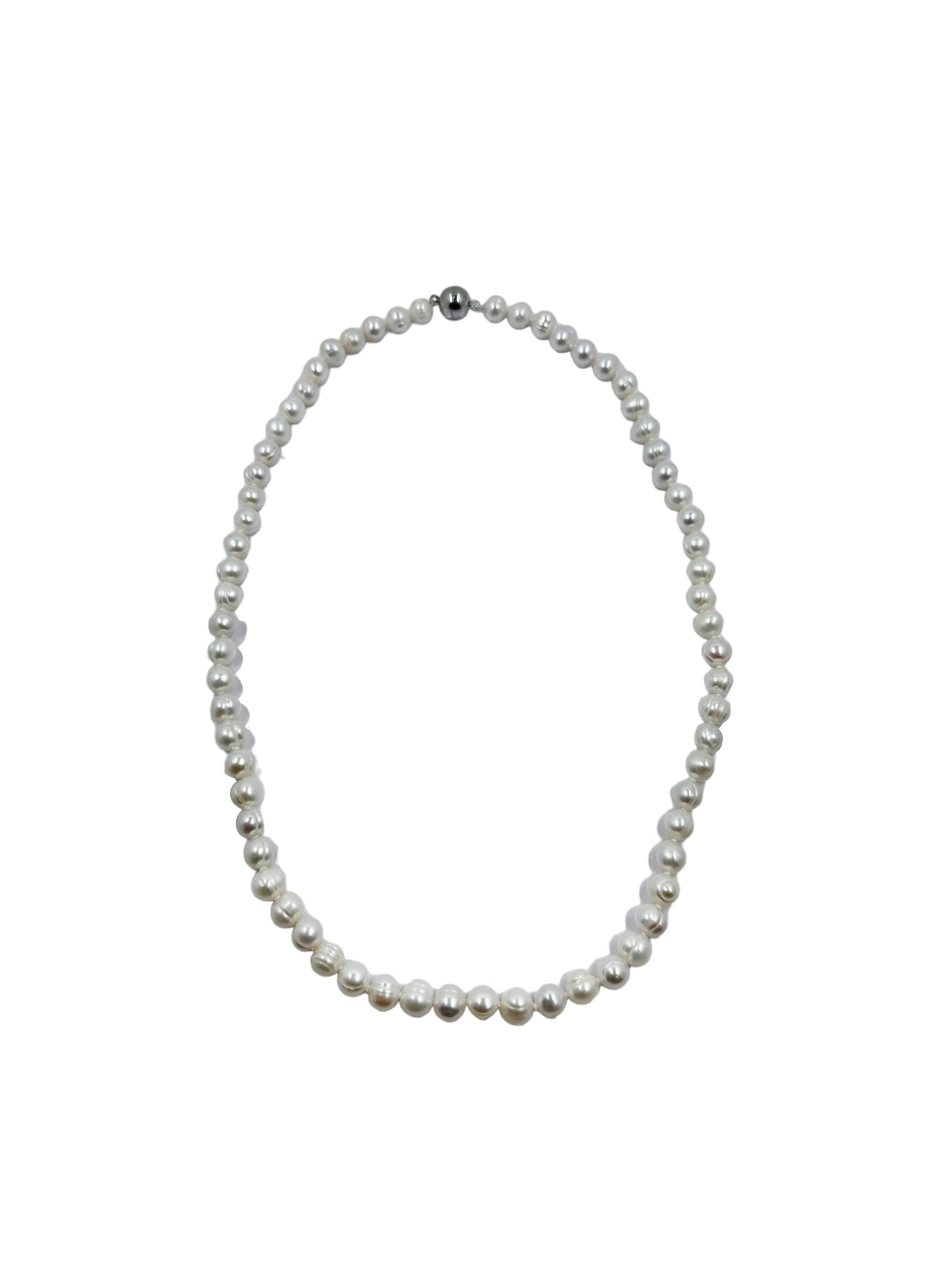 Elevate your style with this timeless pearl necklace, featuring a single black accent pearl for a modern twist on a classic piece. A trending must-have accessory. 
