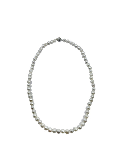 Elevate your style with this timeless pearl necklace, featuring a single black accent pearl for a modern twist on a classic piece. A trending must-have accessory. #Elegant #PearlNecklace #TimelessJewelry #FashionStatement