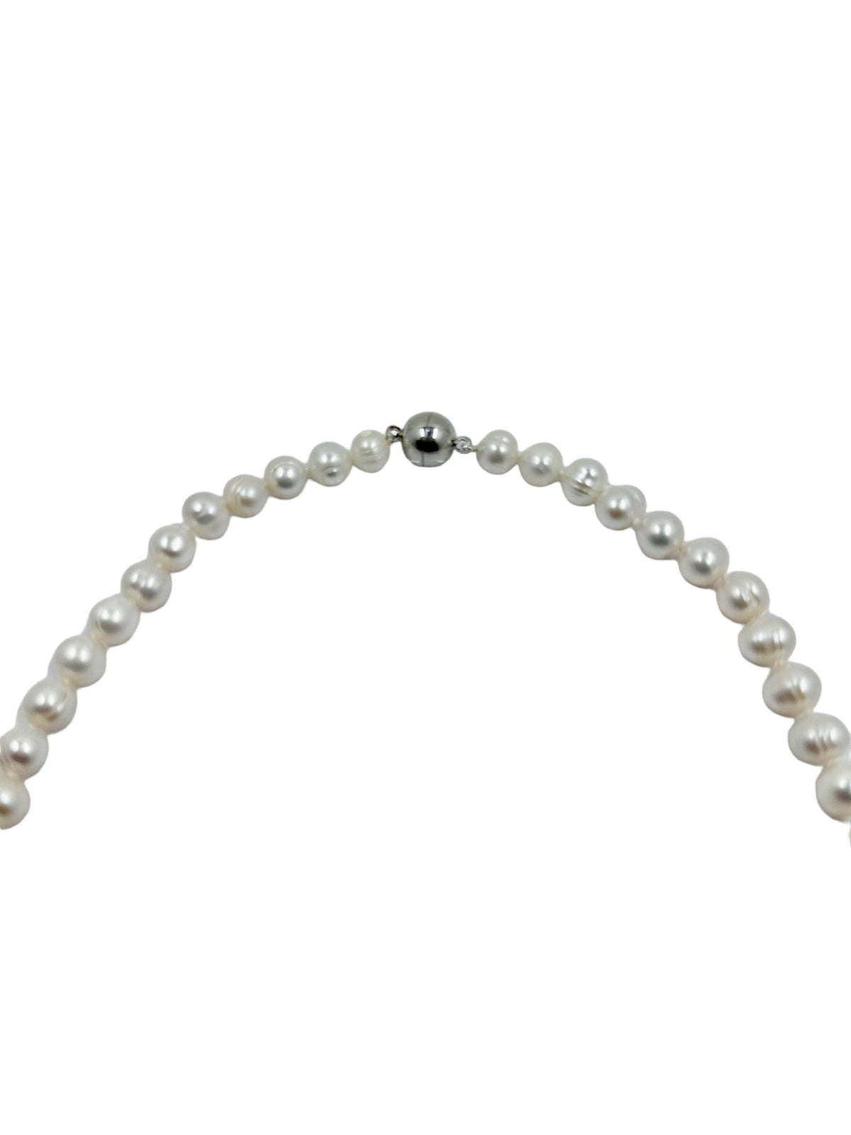 Elegant pearl necklace with a silver clasp, showcasing timeless sophistication. Perfect for trendsetting fashion enthusiasts aiming to add a touch of classic charm to their wardrobe. 
