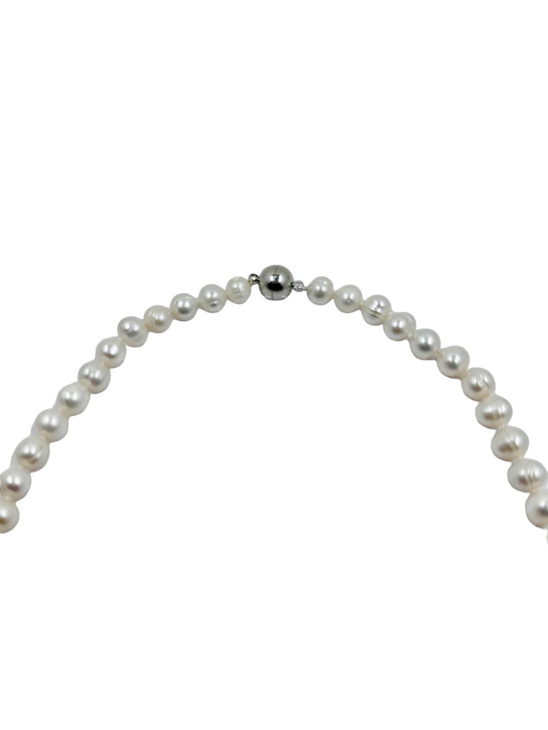 Elegant pearl necklace with a silver clasp, showcasing timeless sophistication. Perfect for trendsetting fashion enthusiasts aiming to add a touch of classic charm to their wardrobe. 