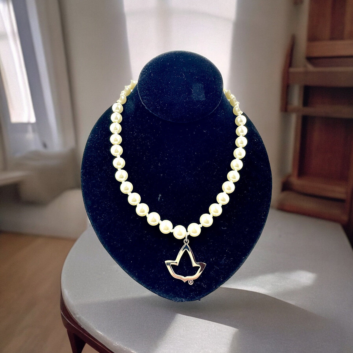AKA Ivy Leaf Glass Pearl Necklace Necklaces Trendzio Jewelry 