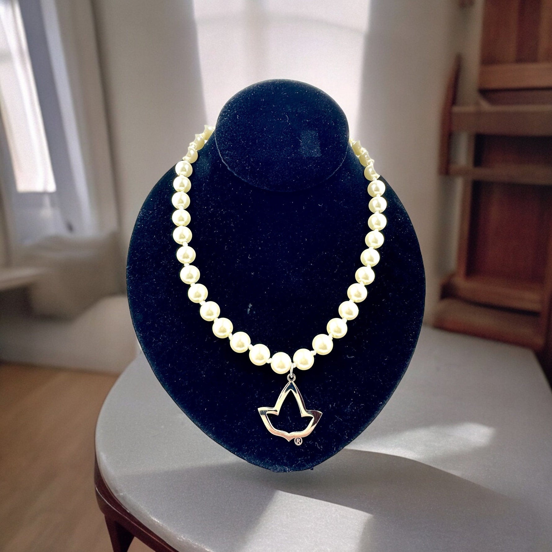 AKA Ivy Leaf Glass Pearl Necklace Necklaces Trendzio Jewelry 